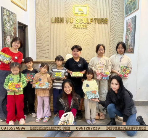 Lớp Mỹ thuật Nhí cùng các giảng viên