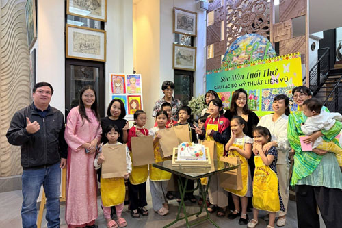 CLB mỹ thuật Li&ecirc;n Vũ khai mạc triển l&atilde;m tranh "SẮC MẦU TUỔI THƠ" 