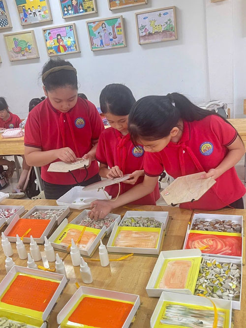 C&aacute;c con đang chọn vật liệu để gh&eacute;p tranh