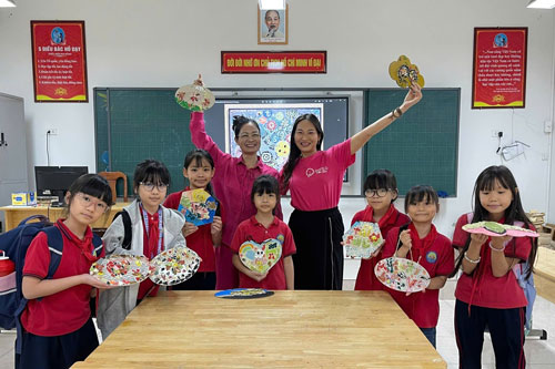 họa sĩ quỳnh li&ecirc;n, c&ocirc; Hi&ecirc;n tường c&ugrave;ng c&aacute;c con b&ecirc;n t&aacute;c phẩm t&aacute;i chế