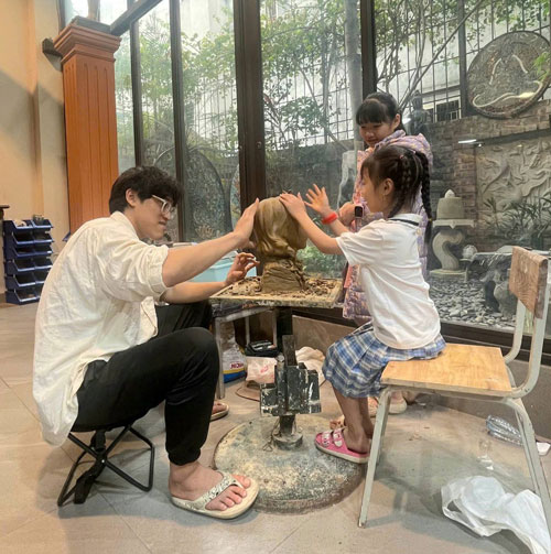 Nhà điêu khắc Nguyễn Văn An đang hướng dẫn các bé nặn đất