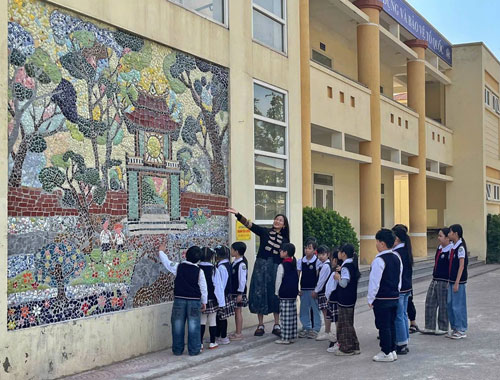 Bức tranh tái chế từ chất thải rắn tại trường Tiểu Học Liên Mạc