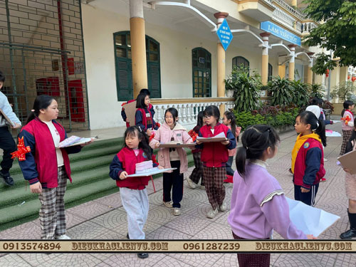 họa sĩ nhí ra quân vẽ trực họa