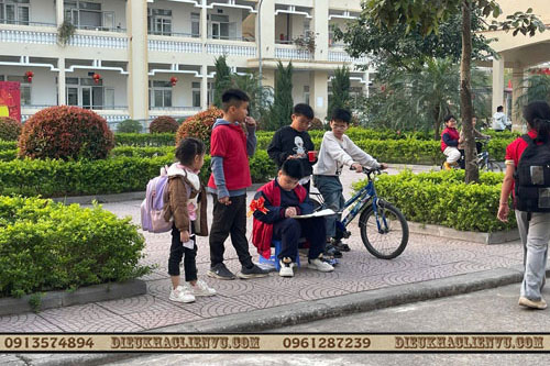 hình ảnh ra quân của các họa sĩ Nhí trường Tiểu học Liên Mạc