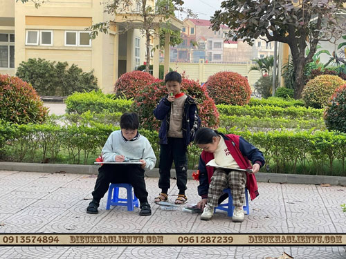 Họa sĩ Nhí CLB mỹ thuật trường Tiểu học Liên Mạc ra quân vẽ trực họa