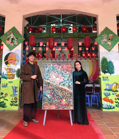 Nh&agrave; đi&ecirc;u khắc Văn An c&ugrave;ng c&ocirc; gi&aacute;o trường tiểu học mầm non Ph&uacute;c L&yacute; trong chương tr&igrave;nh Gieo hạt mầm nghệ thuật 