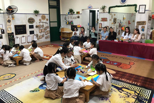 C&ocirc; tr&ograve; trường mầm non Ph&uacute;c L&yacute;