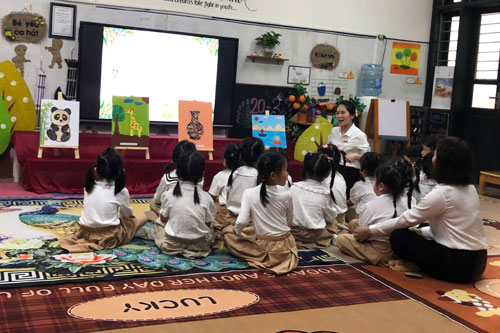 C&ocirc; tr&ograve; trường mầm non Ph&uacute;c L&yacute;