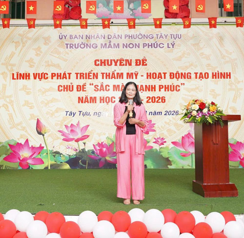 Nghệ sĩ Hi&ecirc;n Tường đang chia sẻ v&agrave; lan tỏa t&igrave;nh y&ecirc;u thi&ecirc;n nhi&ecirc;n với học tr&ograve; trường mầm non Ph&uacute;c L&yacute; 