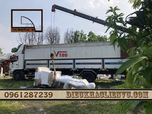 hình ảnh các bức tượng được cẩu lên xe
