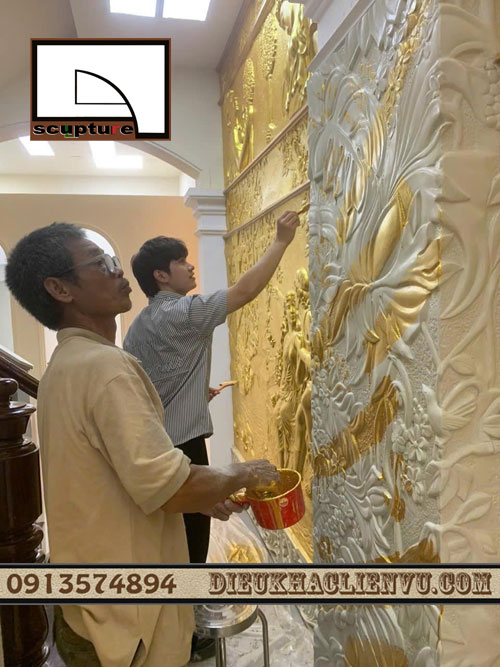 hình ảnh nghệ nhân hoàn thiện công trình điêu khắc tại PARIS BOOTH