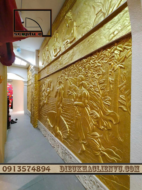 trang trí là phù điêu nghệ thuật được patin vàng ánh kim