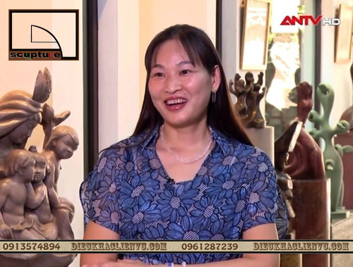 Họa sĩ Quỳnh Liên bên ngôi nhà cổ