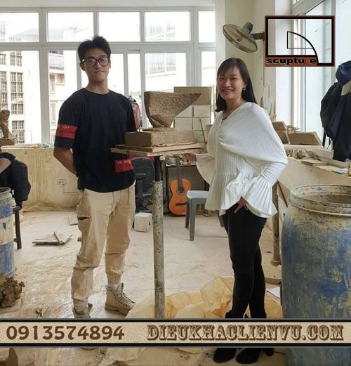 họa sĩ Quỳnh Liên bên nhà điêu khắc Văn An