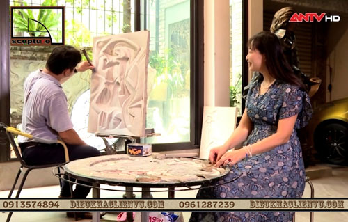 nhà điêu khắc Nguyễn Văn Vũ bên tác phẩm