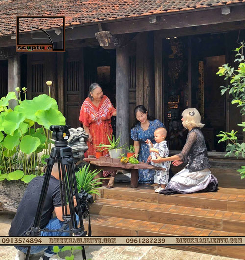 gia đình 4 thế hệ bên nhà cổ