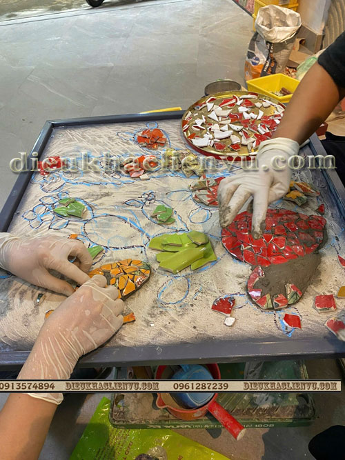 khắc họa bức tranh từ chất thải rắn