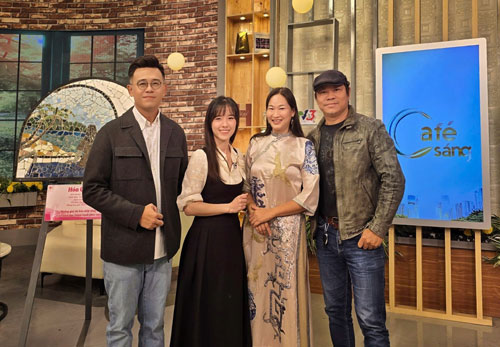 Vợ chồng họa sĩ Ngô Quỳnh Liên và nhà điêu khắc Nguyễn Văn Vũ tại Chương trình Café sáng