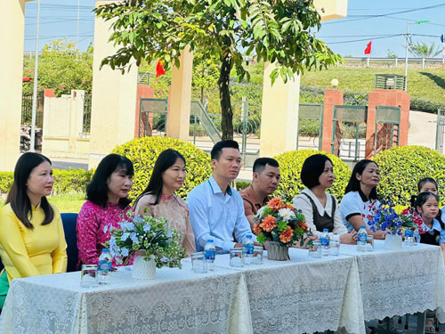 Đoàn đại biểu và các thầy cô trường Tiểu học Liên Mạc tại lễ khánh thành Bức tranh Văn Miếu 