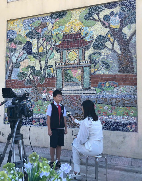 Học sinh trường tiểu học Liên Mạc lên phát biểu cảm nghĩ của mình về bức tranh Văn Miếu 