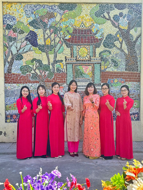 Họa sĩ Quỳnh Liên cùng các cô trường tiểu học Liên Mạc 