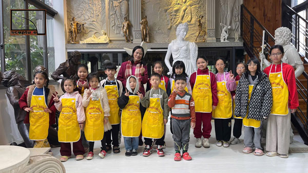 B&eacute; bi b&ecirc;n thầy c&ocirc; v&agrave; c&aacute;c bạn 