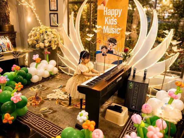Chủ nhiệm Hải Yến Piano trao quà cho các bạn