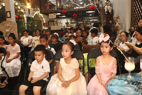 Các bạn nhỏ của CLB Happy Kids Music tham gia đêm nhạc