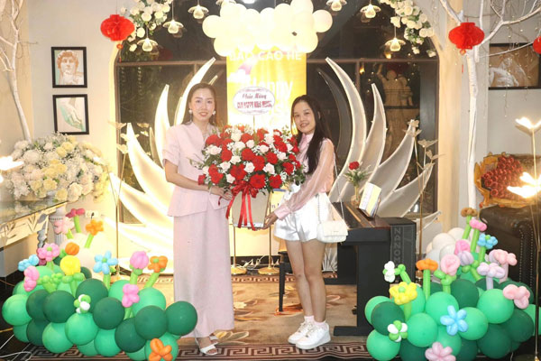 Chủ nhiệm Hải Yến Piano trao quà cho các bạn
