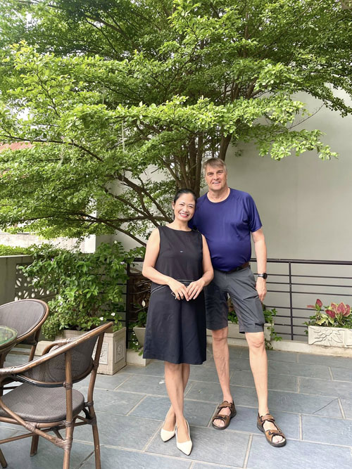 C&ocirc; Hi&ecirc;n Tường đ&oacute;n kh&aacute;ch nước ngo&agrave;i