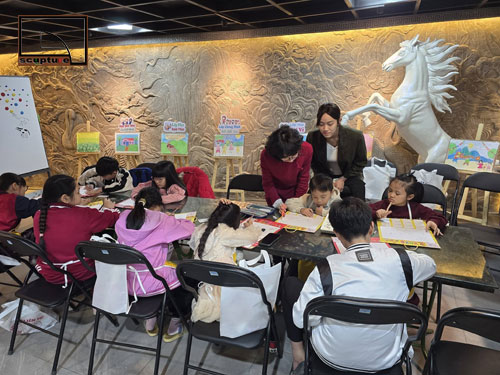 H&igrave;nh ảnh c&aacute;c họa sĩ nh&iacute; trong buổi khai lớp đầu ti&ecirc;n