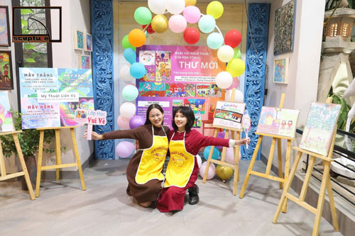 C&ocirc; gi&aacute;o họa sĩ Đ&agrave;o Yến Quỳnh b&ecirc;n mẹ chồng l&agrave; họa sĩ Ng&ocirc; Quỳnh Li&ecirc;n