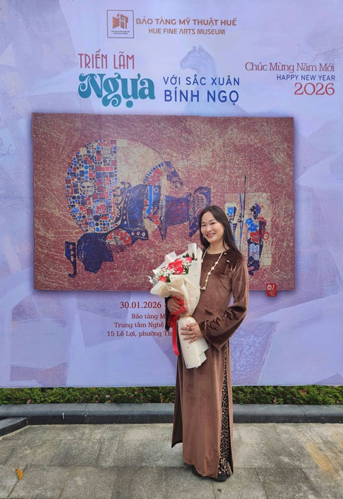 Họa sĩ Ng&ocirc; Quỳnh Li&ecirc;n tại Triển l&atilde;m mỹ thuật 'Ngựa với sắc xu&acirc;n B&iacute;nh Ngọ 2026'