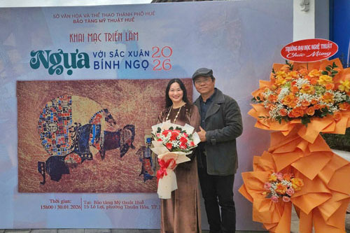 Vợ chồng nh&agrave; đi&ecirc;u khắc Nguyễn Văn Vũ v&agrave; họa sĩ Ng&ocirc; Quỳnh Li&ecirc;n tạiTriển l&atilde;m mỹ thuật 'Ngựa với sắc xu&acirc;n B&iacute;nh Ngọ 2026'