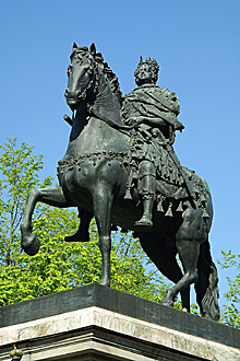 tượng đài điêu khắc