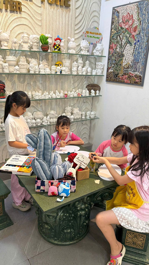 C&aacute;c bạn nhỏ h&aacute;o hức tham gia l&agrave;m T&aacute;i ch&eacute; Vải.