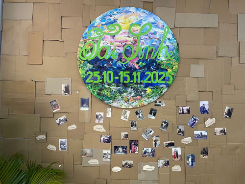 Bức tranh xé dán trong triển lãm Tái Sinh của họa sĩ Quỳnh Liên