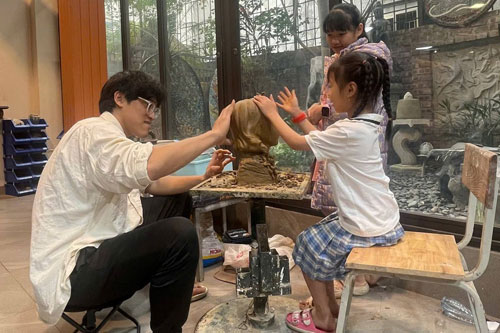 Họa sĩ nhí tập làm Điêu Khắc