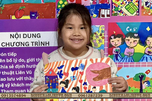 Gia đình ngày Tết qua lăng kính trẻ thơ được thể hiện qua những bức tranh đong đầy hạnh phúc