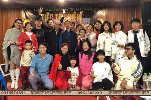 Vui hết nấc cùng Điêu Khắc Liên Vũ trong buổi tiệc tất niên