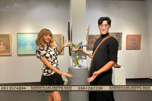 Nhà điêu khắc trẻ cùng vợ viết nên câu chuyện tình yêu bằng nghệ thuật