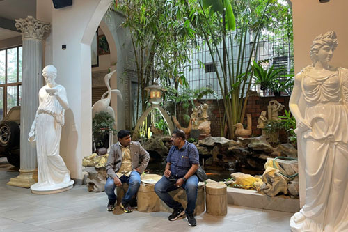 Đối tác từ Ấn Độ ghé thăm showroom Điêu Khắc Liên Vũ