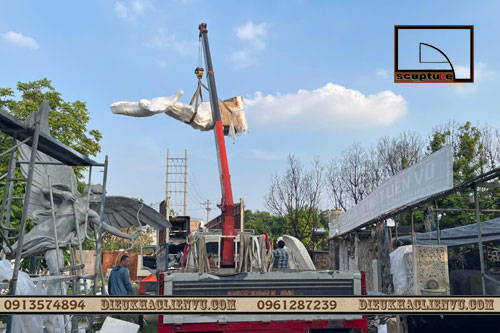 Những nụ cười hạnh phúc khi đưa các tác phẩm lên xe gửi cho khách.