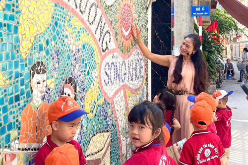 Hình ảnh các bé thả hồn trên con đường gốm sứ