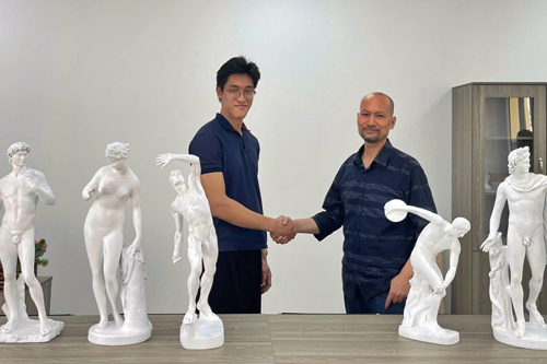 Nhà điêu khắc Văn An thay mặt Công ty CP mỹ thuật Liên Vũ tặng quà cho  Khoa Nghệ thuật và Thiết kế - ĐH Quốc gia Hà Nội