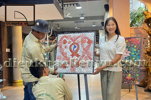 Những bức tranh được làm từ chất thải rắn