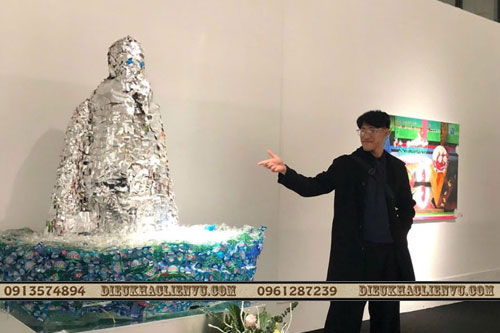 Ông Rác - tác phẩm của Nhà điêu khắc Nguyễn Văn An tại triển lãm 30 - Đối thoại đô thị