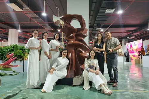 Tác phẩm điêu khắc mang tên Tình Yêu của nhà điêu khắc Nguyễn Văn Vũ