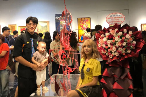 Nhà điêu khắc Nguyễn Văn An bên tác phẩm Ngôi sao của tôi