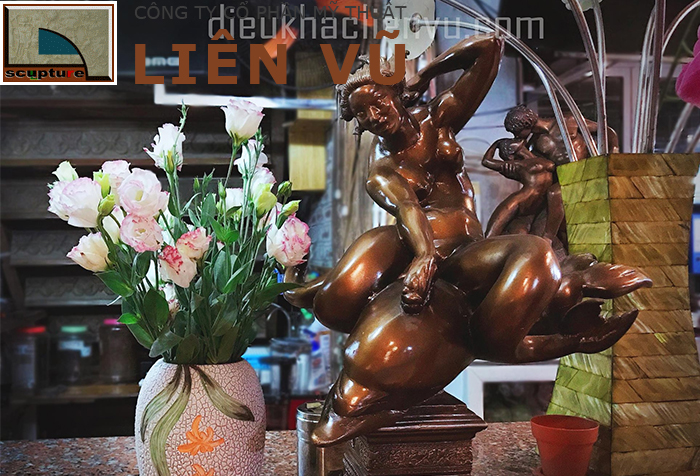 Tượng cô gái nghệ thuật